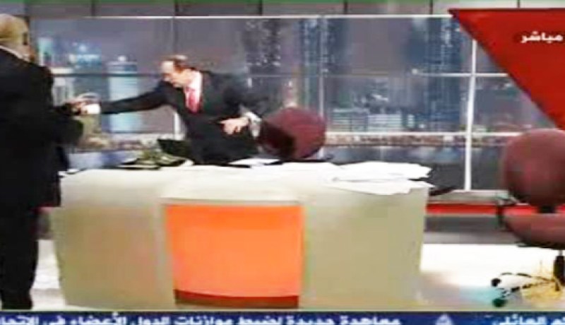 اشتباك بالأيدي على المباشر في قناة الجزيرة