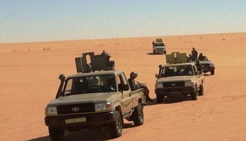 حجز شاحنة وسيارتين رباعيتي الدفع و14 طنا من المواد الغدائية