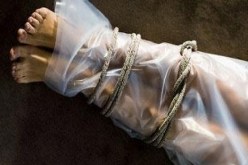 مقيّدة الرجلين واليدين في قبر… ثباتك على ما أنت فيه