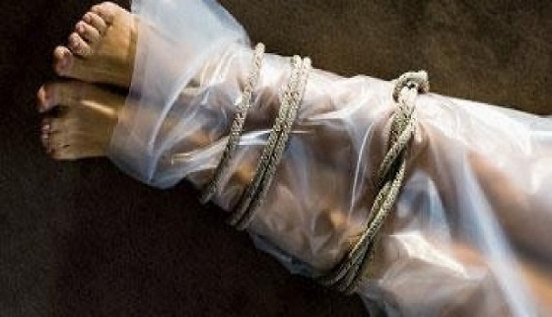 مقيّدة الرجلين واليدين في قبر… ثباتك على ما أنت فيه
