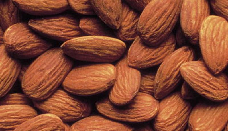 أب لطفلين‮ ‬يدخل السجن بسبب كيلوغرام من اللوز‮!‬