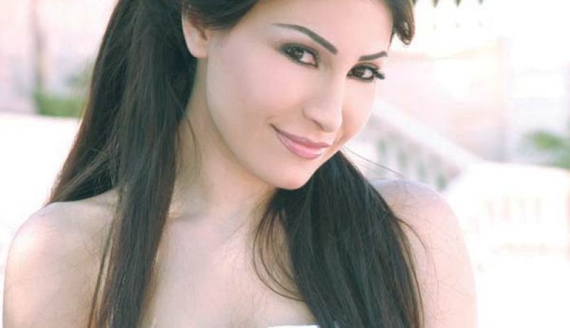 بالصور الفنانة اللبنانية يارا تحتفل بعيد ميلادها وسط أصدقائها