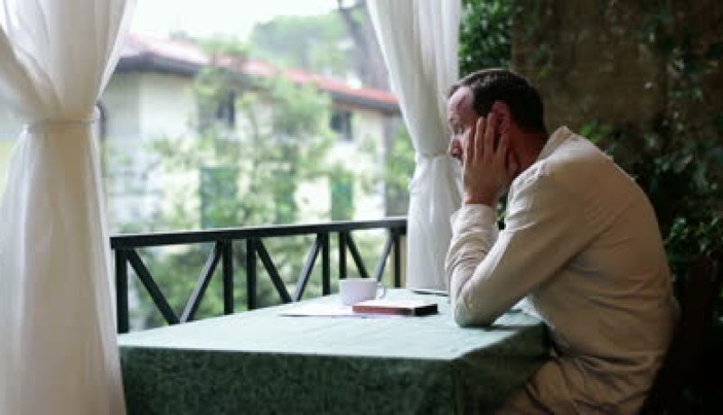 لاعتقادها أنها ستقيّدني بالأولاد زوجتي لا تتوقف عن الإنجاب