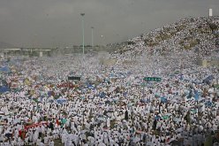 الحجاج  يقبلون على عرفات لأداء الحج الأكبر