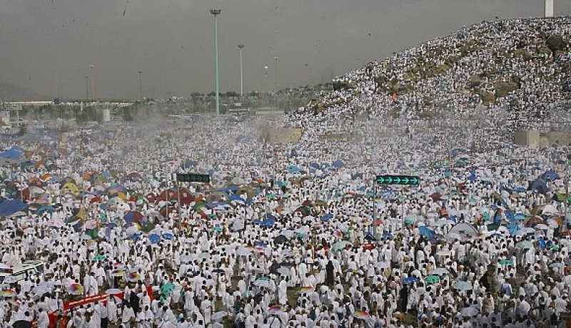 الحجاج يقبلون على عرفات لأداء الحج الأكبر