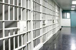 كاميرا مراقبة تكشف تورط شرطي في عملية فرار محبوسين بمحكمة القليعة