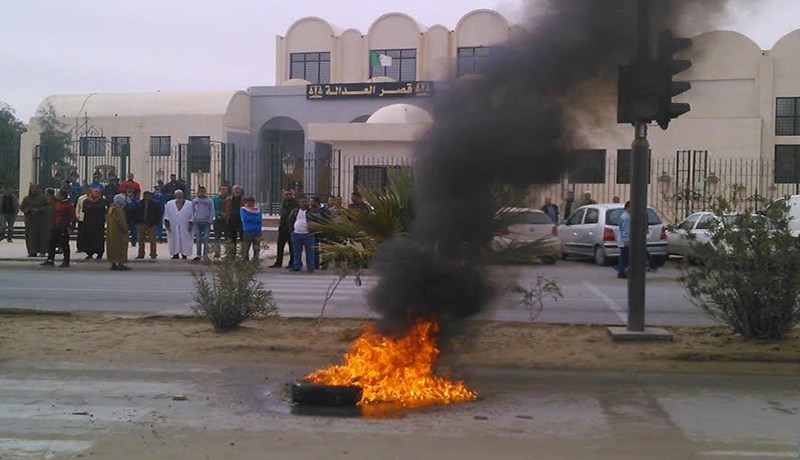 عشرات الشباب يغلقون مقر مجلس قضاء الوادي