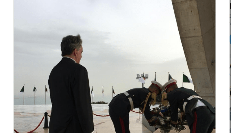 السفير الأمريكي بالجزائر يترحم على أرواح الشهداء