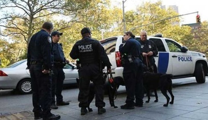 طرد ضابط شرطة بعد تعليقات عن أوباما وزوجته