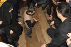 الرئيس الإيراني السابق محمود أحمدي نجاد يدفن والدته بنفسه