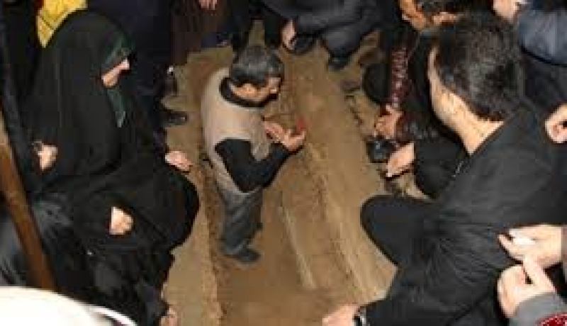 الرئيس الإيراني السابق محمود أحمدي نجاد يدفن والدته بنفسه