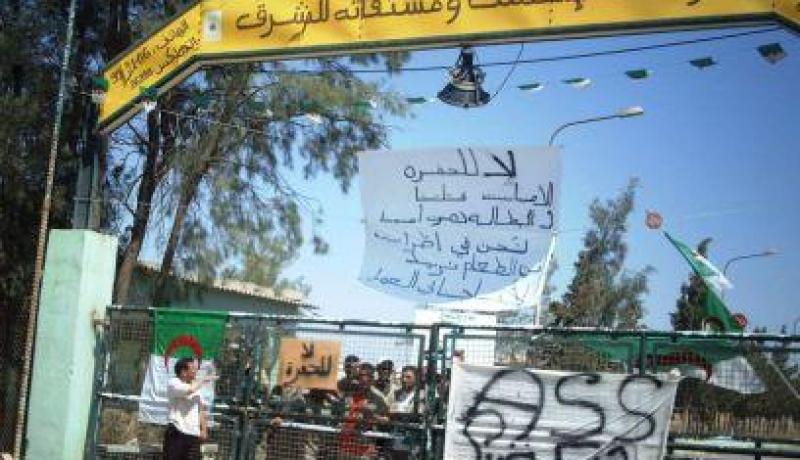 أعوان أمن يغلقون مؤسسة الأميونت بالبرج.. وأحد المحتجين يدفن نفسه في أكوام النفايات