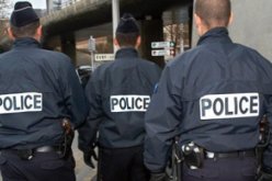 بالصورة.. 4 من رجال الشرطة الفرنسية يغتصبون شابًا