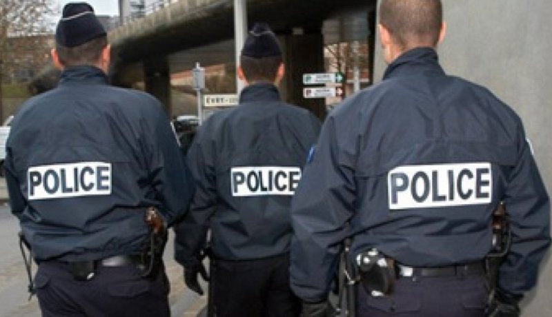 بالصورة.. 4 من رجال الشرطة الفرنسية يغتصبون شابًا