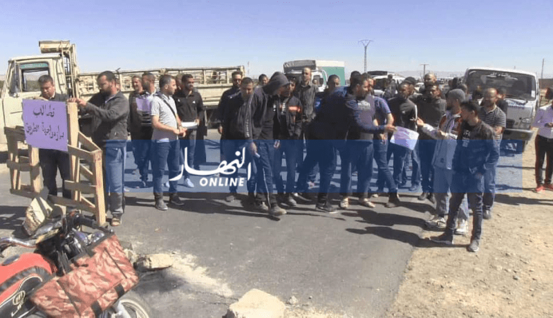 بالصور..غلق الطريق الوطني رقم 3 ببسكرة بسبب حوادث المرور