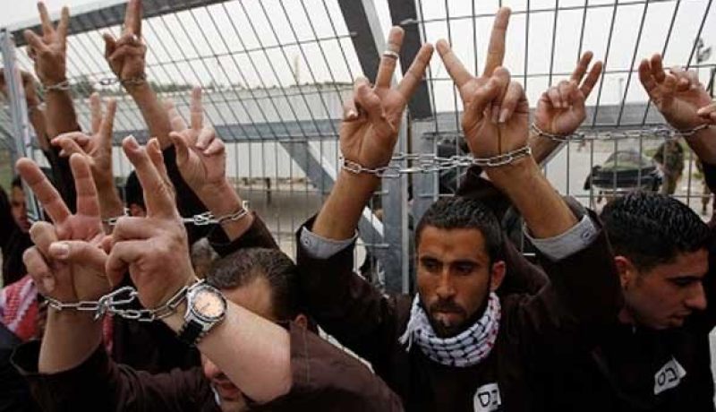 120 أسيرا يواصلون الإضراب عن الطعام بفلسطين