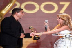 لعبة القط والفار  انتهت لصالحه: روتانا تهنئ عمرو دياب رسميا