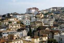 مقرات حكومية مهددة بالسقوط على رؤوس موظفيها