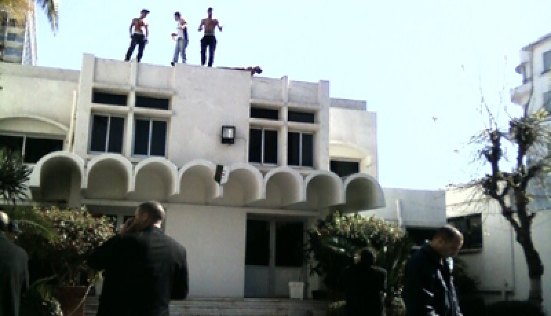 أربعة شبــان يحـاولـون الإنتحــار فــوق سطــح مقــر ولايـــة عنابـــة