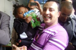 الشاب أنور يقدم هدايا إلى المرضى في مستشفيات الوادي