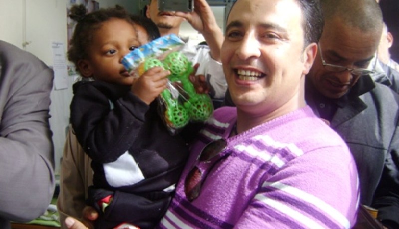 الشاب أنور يقدم هدايا إلى المرضى في مستشفيات الوادي