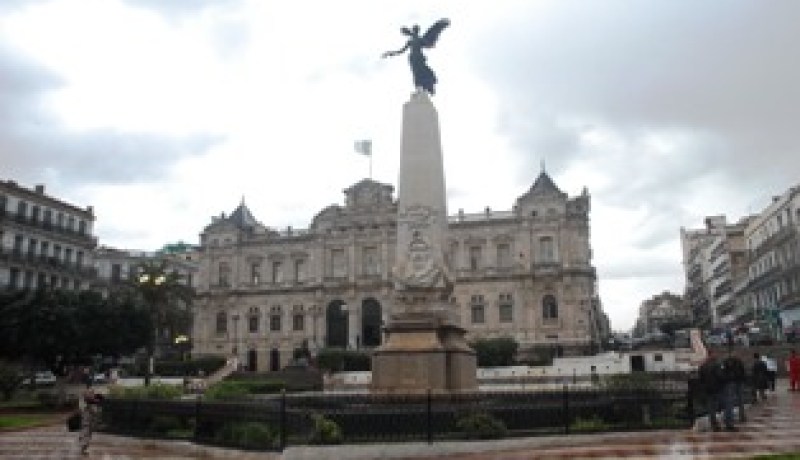 والي وهران يقرر توقيف 17 منتخبا وموظفا