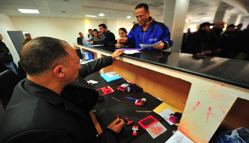 حبس موظف بالحالة المدنية وأمين البريد ببلدية قسنطينة في قضية تزوير البطاقات الرمادية