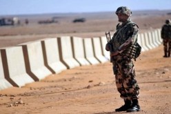 حجز شاحنتين وسيارة رباعية الدفع ومواد غذائية ووقود ببرج باجي مختار