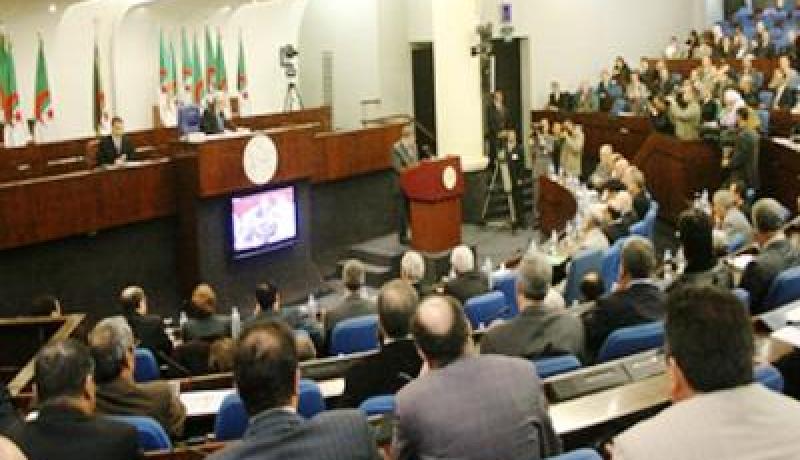 تجريد كل برلمـاني من العضويـة بعد تغـيير الانتماء السـيـاســــي