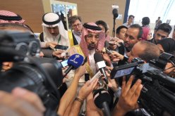 بالفيديو وزير الطاقة السعودي يرفض الإدلاء بأي تصريح حول الإجتماع التشاوري