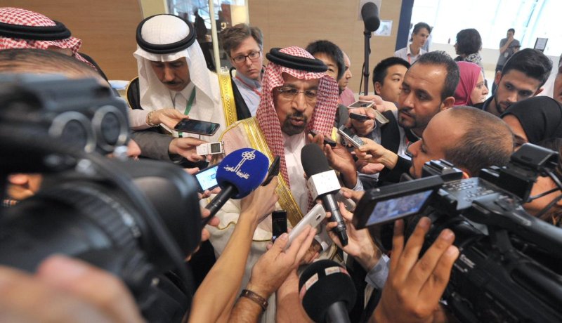 بالفيديو وزير الطاقة السعودي يرفض الإدلاء بأي تصريح حول الإجتماع التشاوري