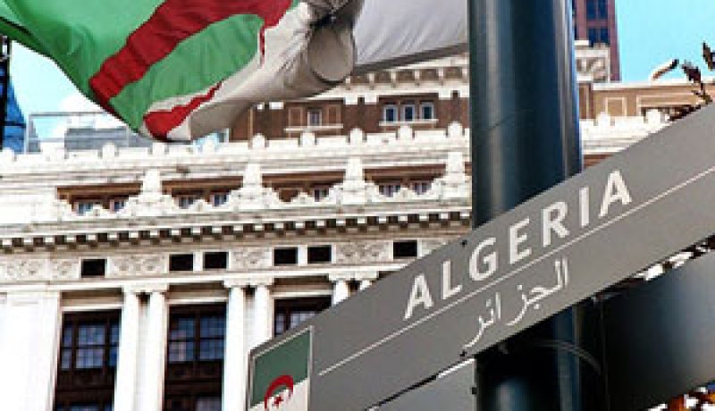 التركيز على أهمية تكوين العامل البشري الناشط في مجال الأرشيف