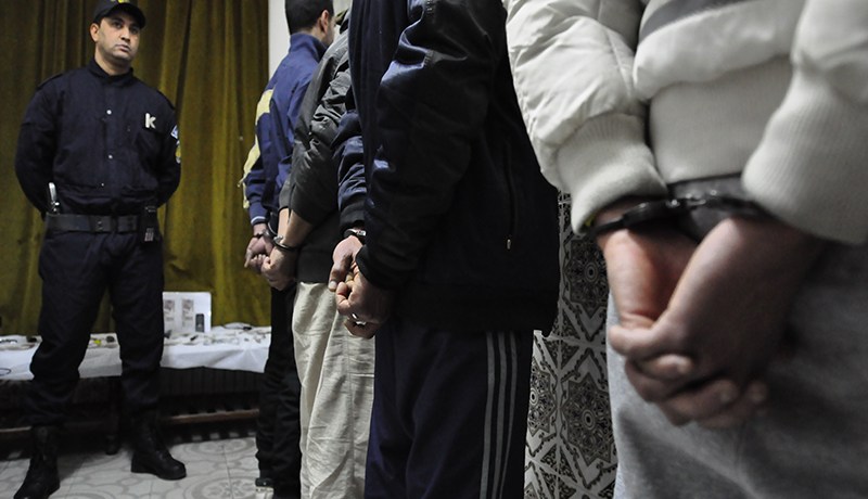 مـجهـولون يـقتـلون رجلا وزوجته وابـنهم صاحب 5 سنـوات شنـقا داخل منزلهم في ڤالمة
