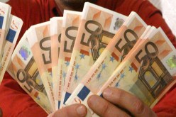 قابض صندوق العملة الصعبة في بنك يختلس ألفي أورو من حساب زبون