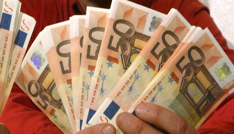 قابض صندوق العملة الصعبة في بنك يختلس ألفي أورو من حساب زبون