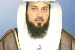 محمد العريفي يغادر المسجد حافيا