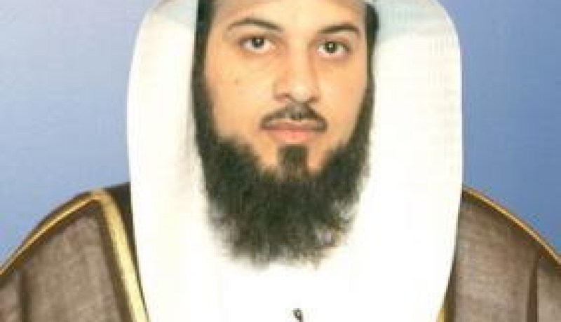 محمد العريفي يغادر المسجد حافيا