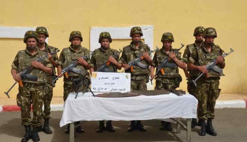 بالصور.. الجيش يكشف مخبأين للأسلحة والذخيرة بتمنراست