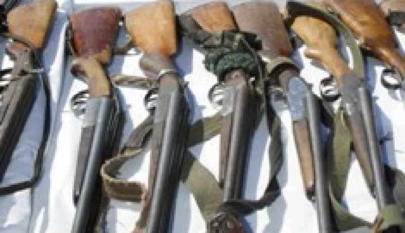 العثور على أسلحة نارية وذخيرة حية مجهولة المصدر