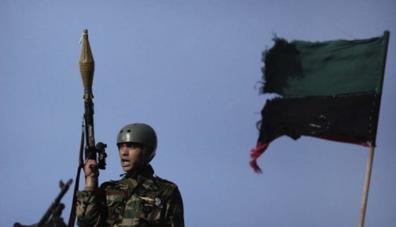 الثوار في ليبيا يتوقعون هجوما ويتقدمون غربا