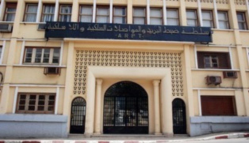 وثائق سلطة “الضبط للبريد والمواصلات” في الشارع!