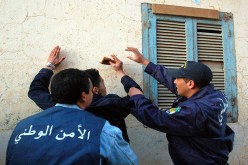 مجهول يقتحم منزل شيخ ويحتجزه داخل غرفة للتنكيل بجسده في الأبيار