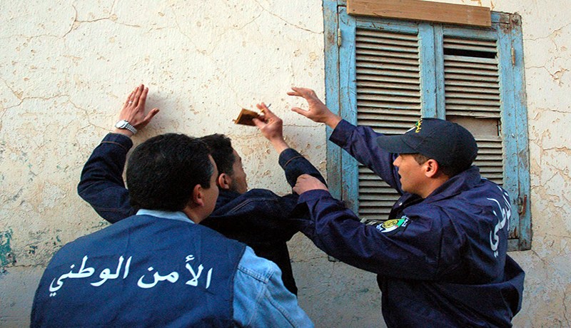 مجهول يقتحم منزل شيخ ويحتجزه داخل غرفة للتنكيل بجسده في الأبيار