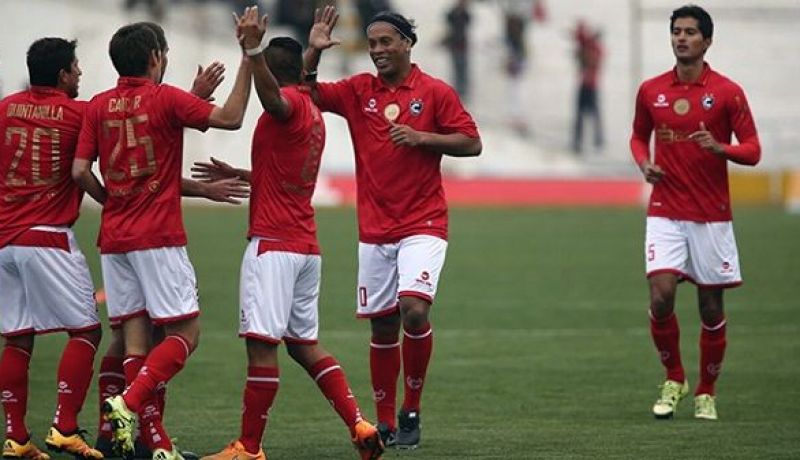 بالفيديو .. رونالدينيو يخطف الأنظار في مباراة استعراضية بمهارات عالية