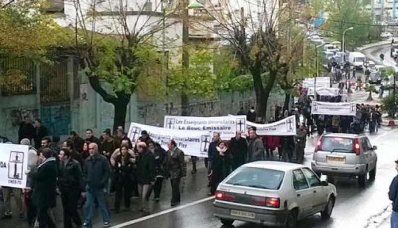 أساتذة كلية الحقوق يخرجون إلى الـشوارع في مسيرة سلمية بتيزي وزو