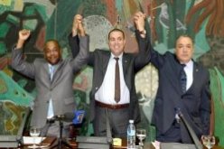 تكتل جبهة التحرير الوطني وتاج والأحرار يدعو باقي المجموعات البرلمانية الالتحاق به