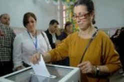 الأمينة العامة لحزب العمال لويزة حنون تؤدي واجبها الانتخابي
