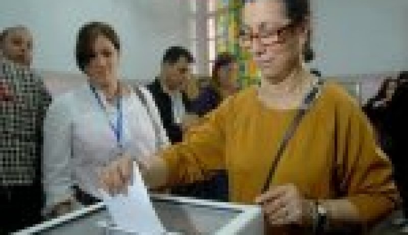 الأمينة العامة لحزب العمال لويزة حنون تؤدي واجبها الانتخابي