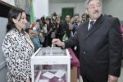 الوزير الأول أحمد أويحيى يؤدي واجبه الانتخابي