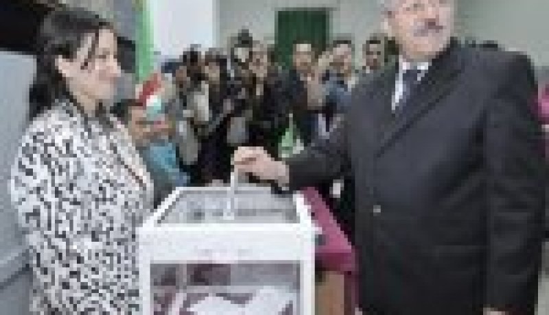 الوزير الأول أحمد أويحيى يؤدي واجبه الانتخابي